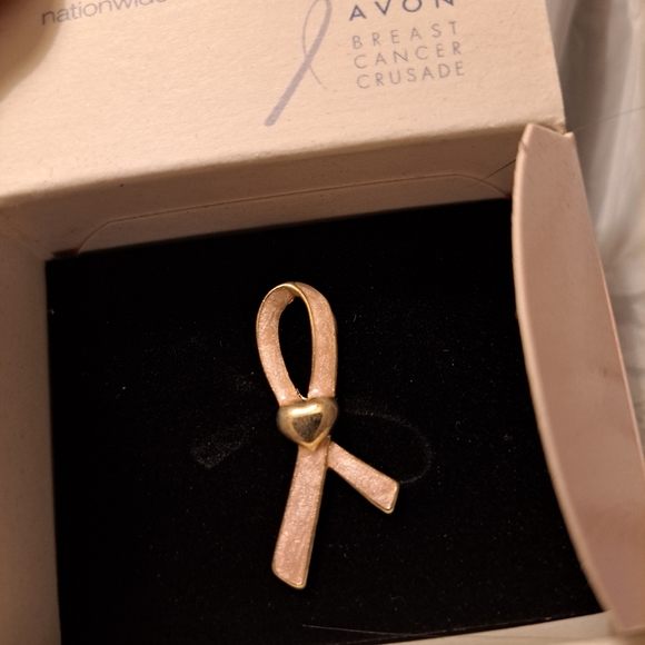 Vintage 2002 Avon Heart of the Crusade Pin - Picture 3 of 4